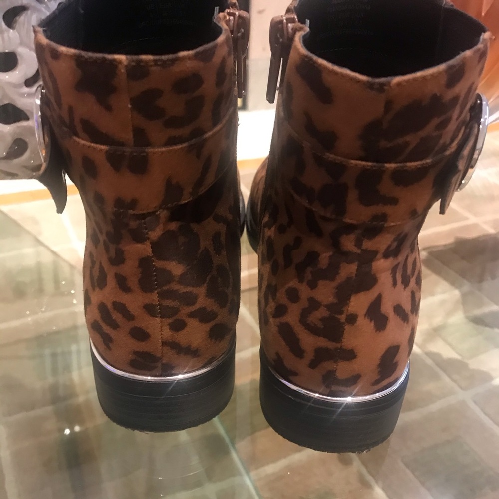 Leopard print bootees. Size 8 - Picture 2 of 5